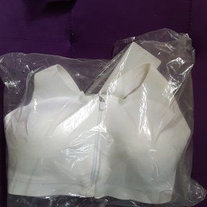 NWT LULULEMON white size 34 C zip front sports bra